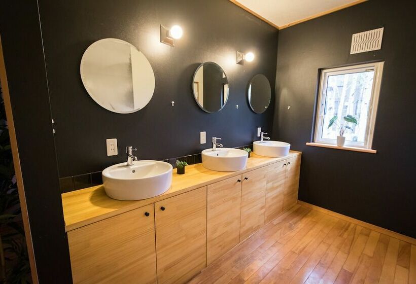 اتاق ساده چهارنفره, Freeride Backpackers Lodge Niseko