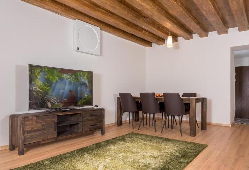 سوییت لوکس, Casa Nicolae Luxury Suites