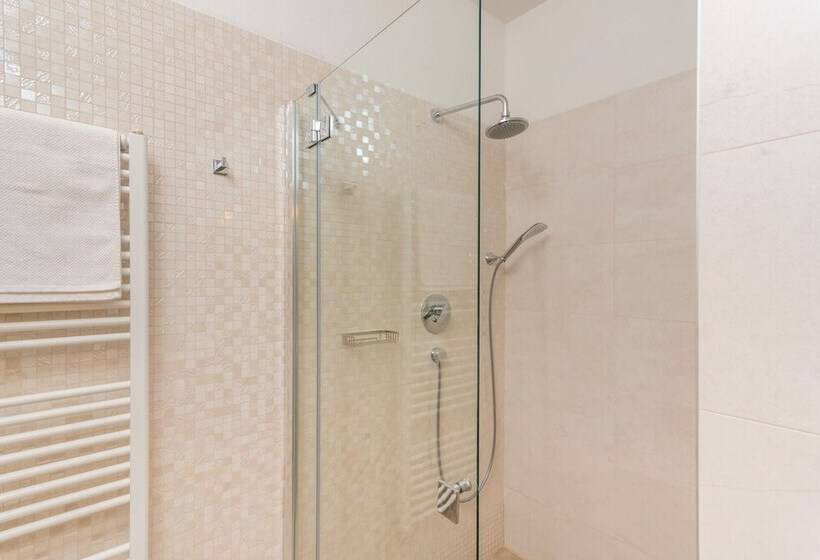 سوییت جونیور, Casa Nicolae Luxury Suites