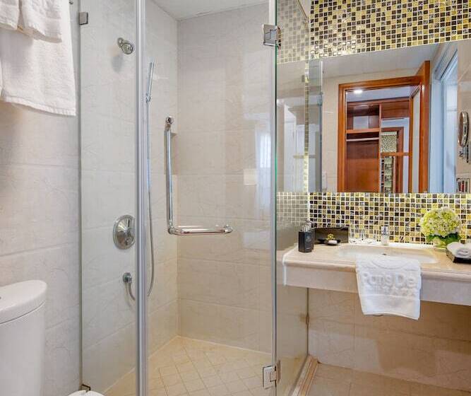 Deluxe Room, Paris Deli Danang Beach