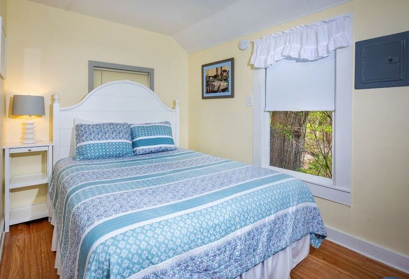 Хижина, 2 River Road Inn Cottages