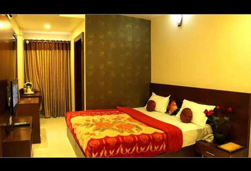 Deluxe Room, Shri Khedapati International