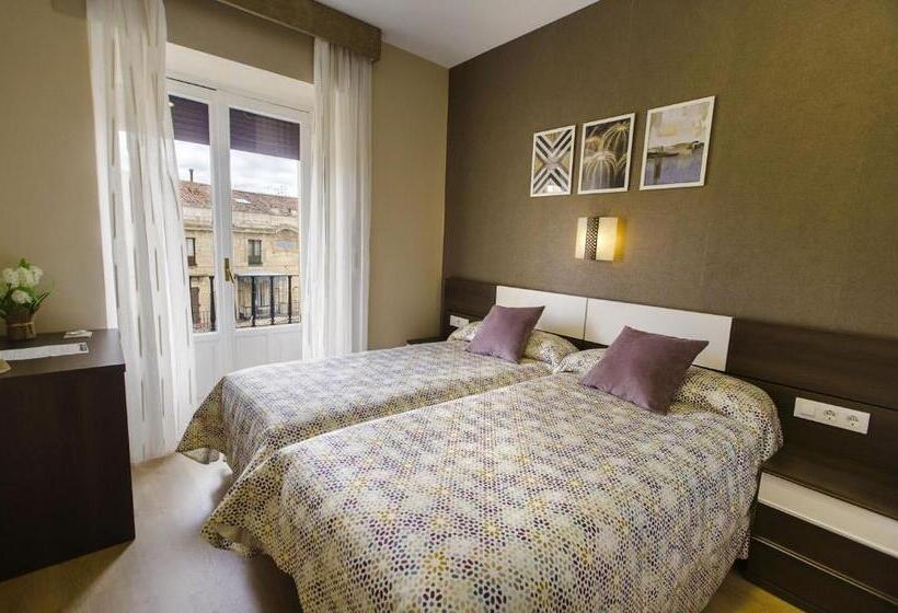 Трехместный Номер Стандарт с Балконом, Hospedería Castilla Plaza Mayor