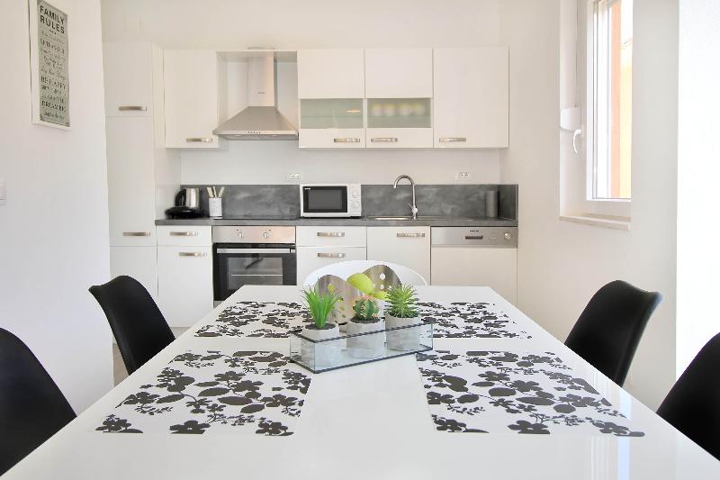 آپارتمان 2 خوابه, Bacan Family Apartments