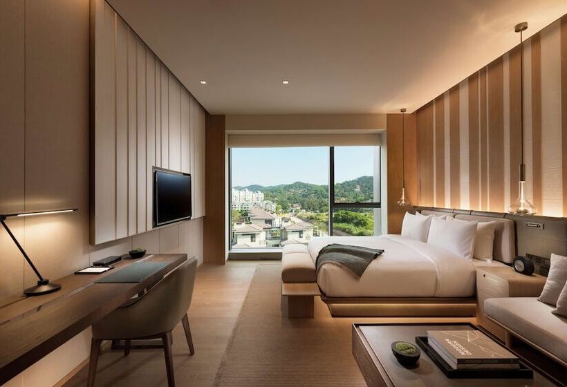 Люкс 2 Спальни, Joyze Hotel Xiamen, Curio Collection By Hilton