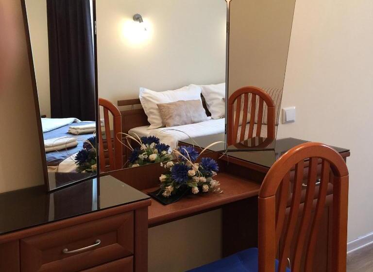 اتاق استاندارد با سرویس بهداشتی مشترک, Eney Budget Three Room Apartment
