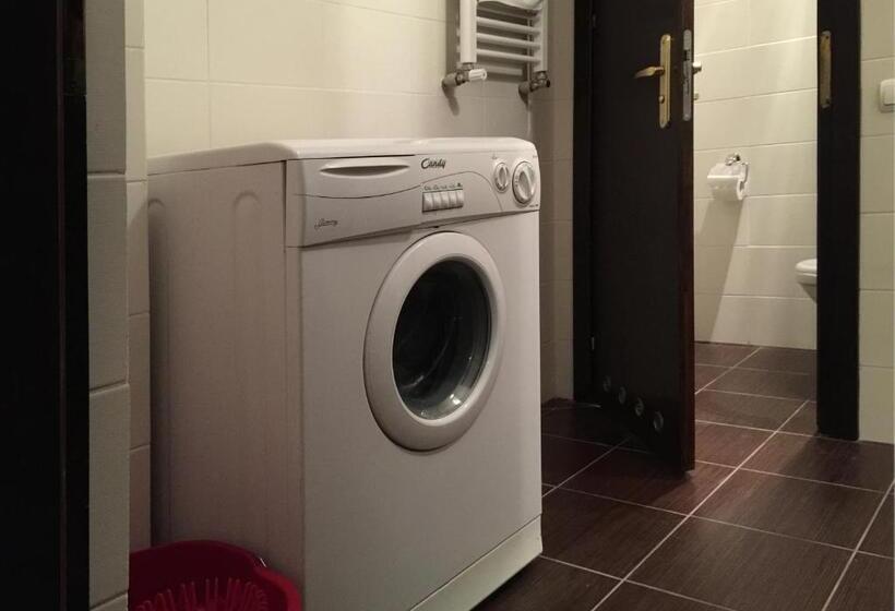 اتاق استاندارد سه تخته با سرویس بهداشتی مشترک, Eney Budget Three Room Apartment