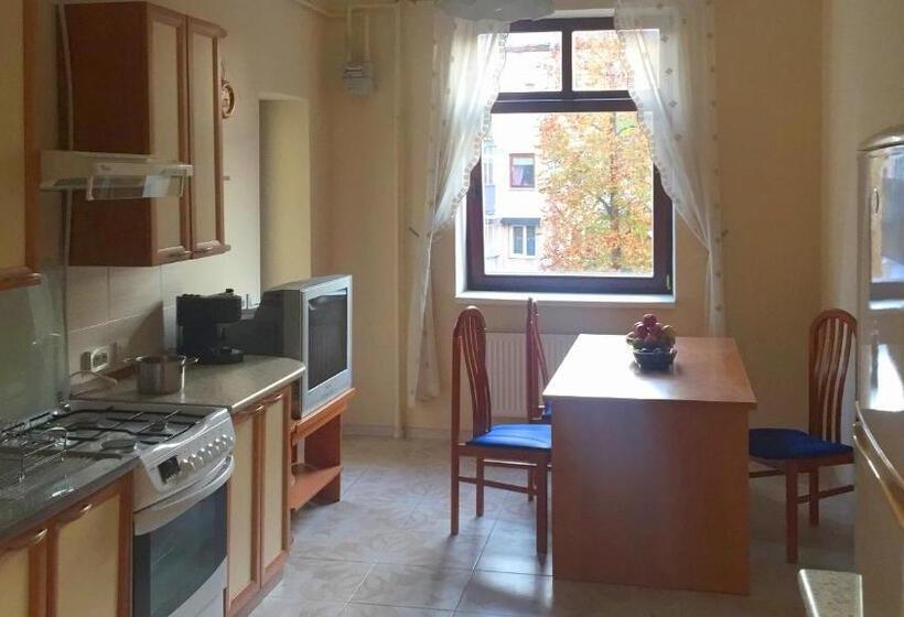 اتاق استاندارد با سرویس بهداشتی مشترک, Eney Budget Three Room Apartment
