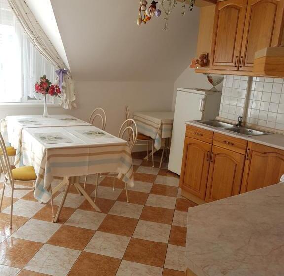 1 Szobás Apartman, Pension óvári