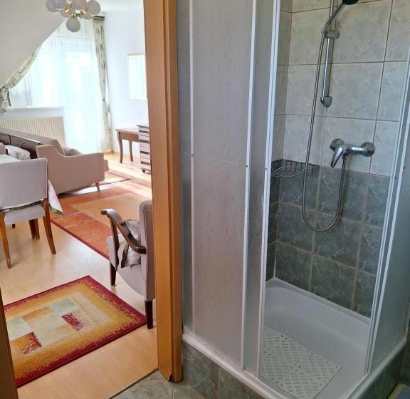 1 Szobás Apartman, Pension óvári