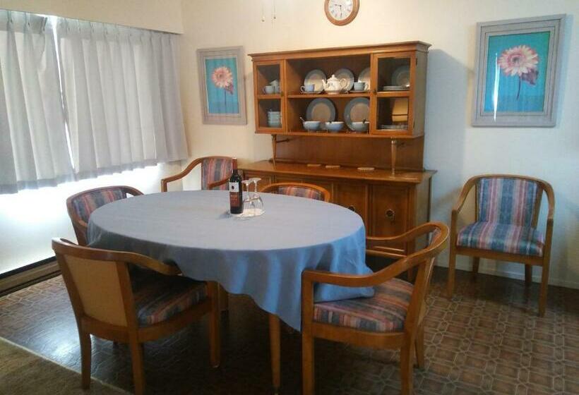 דירת שני חדרים, Rosedale Manor