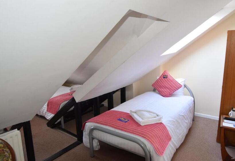 اتاق استاندارد سه تخته با سرویس بهداشتی مشترک, Castle Lodge