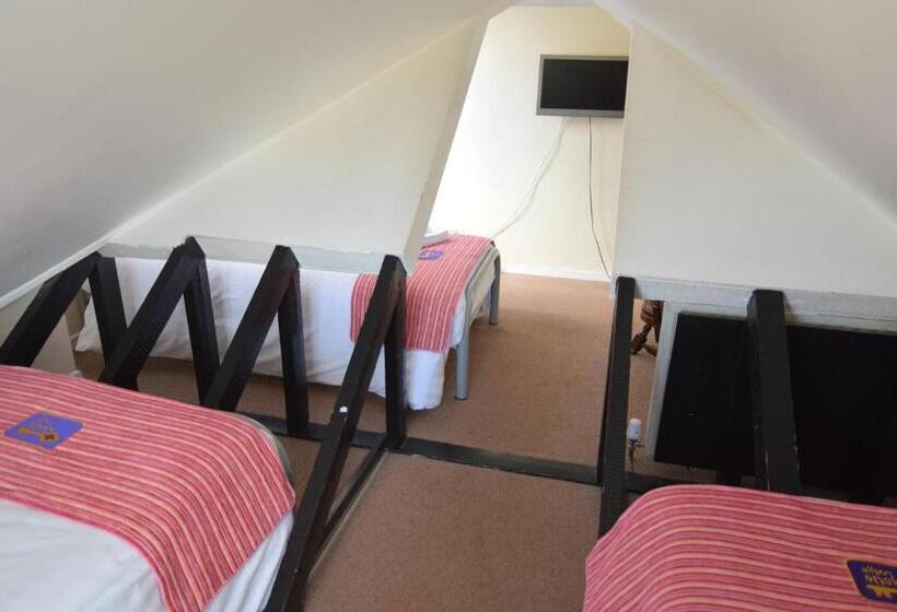 اتاق استاندارد سه تخته با سرویس بهداشتی مشترک, Castle Lodge