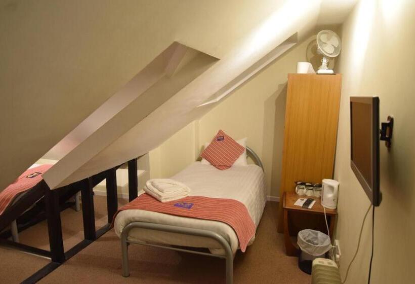 اتاق استاندارد سه تخته با سرویس بهداشتی مشترک, Castle Lodge