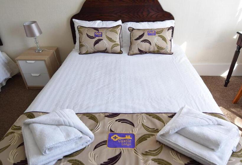 اتاق استاندارد سه تخته با سرویس بهداشتی مشترک, Castle Lodge