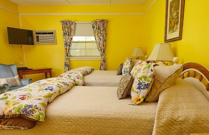 Номер Стандарт Трехместный, Victoria's Historic Inn