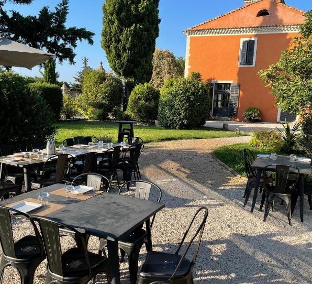 اتاق کلاسیک, Chateau Des Cinq Cantons