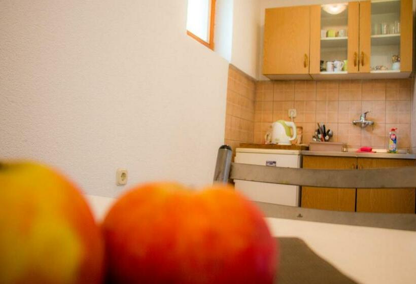 اتاق استاندارد سه تخته با سرویس بهداشتی مشترک, Guest House Kevser