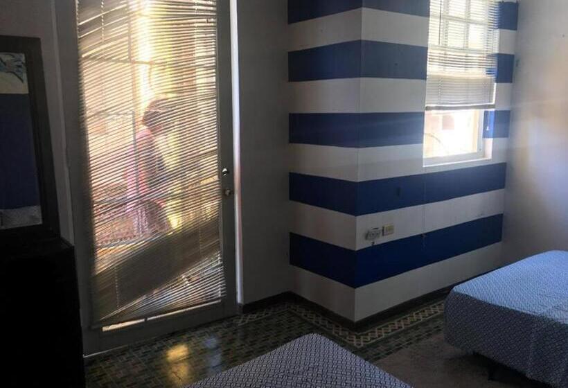 اتاق استاندارد چهارنفره با بالکن, Medusa's Hostel