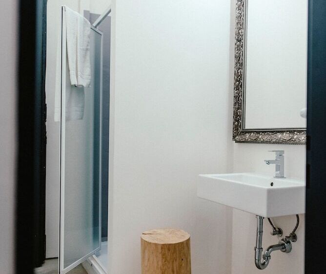 Кровать в Многоместном Номере с Общей Ванной, Wake Up Wellness Hostel