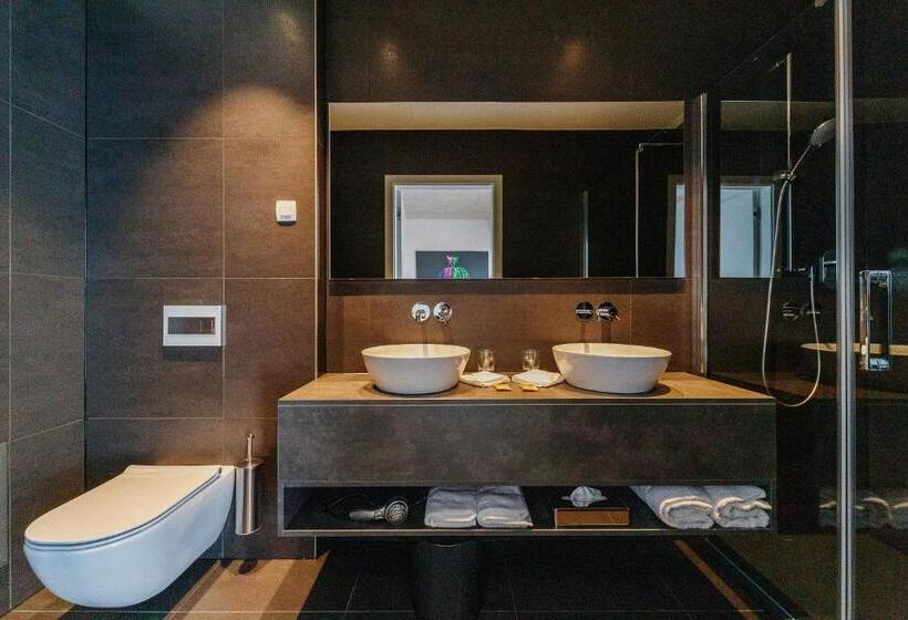 Comfort room with balcony, Wud