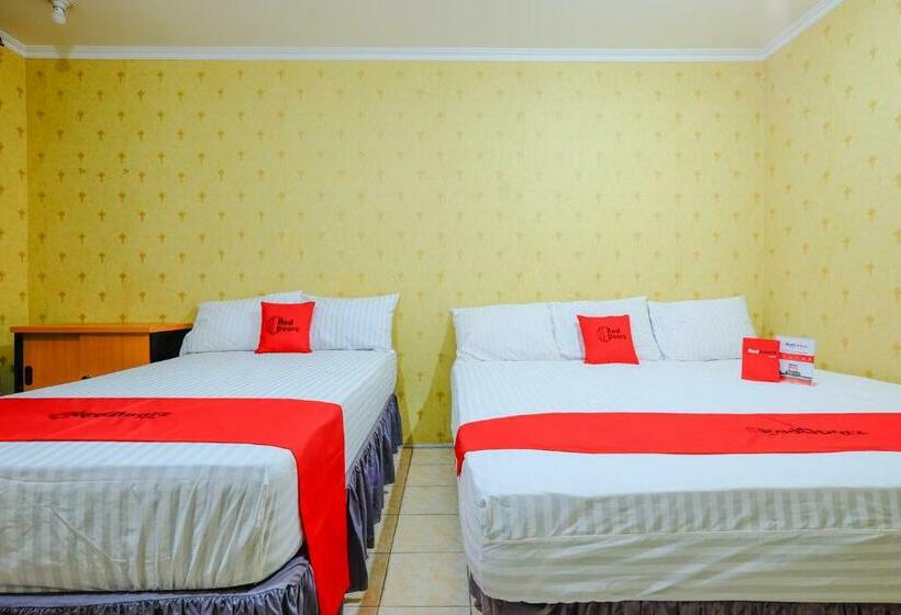 Семейный Номер, Reddoorz Near Universitas Diponegoro Semarang