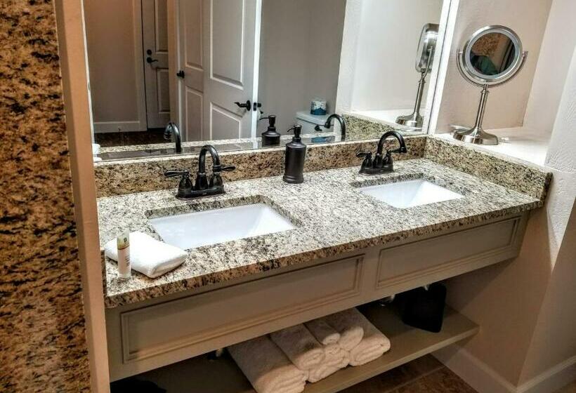 Номер Superior Кровать Кинг, Resort At Eagle Point Golf Club Lodging