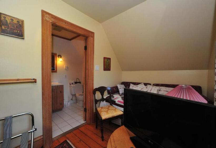 חדר משפחתי, Little Shemogue Inn