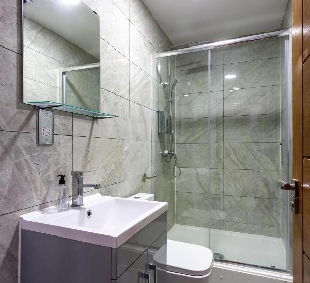 Standard Single Room, Wellesley