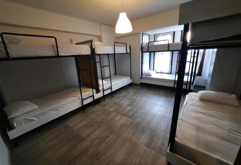 تختخواب در اتاق مشترک, Kuyu Beergarden Hostel