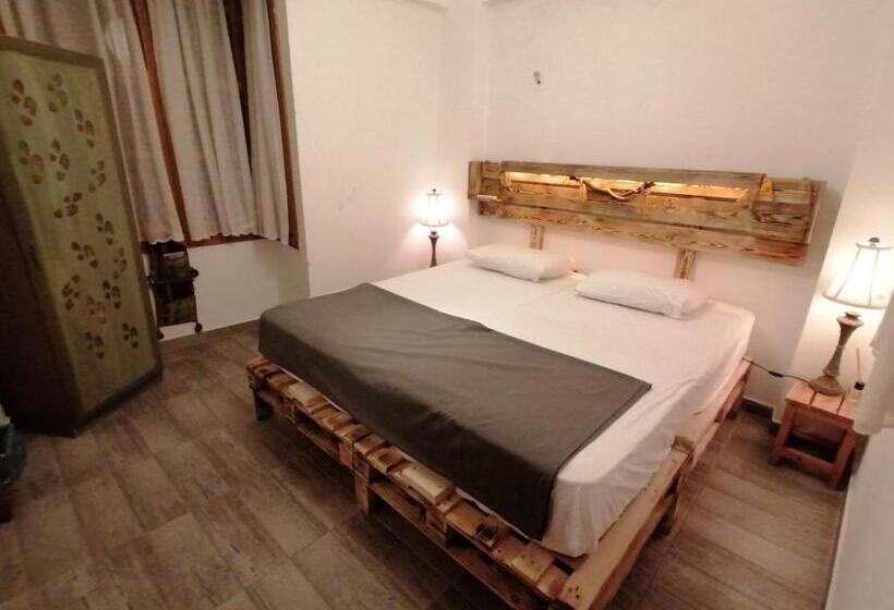اتاق استاندارد با سرویس بهداشتی مشترک, Kuyu Beergarden Hostel