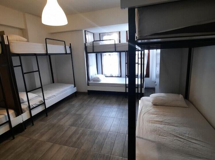 تختخواب در اتاق مشترک, Kuyu Beergarden Hostel