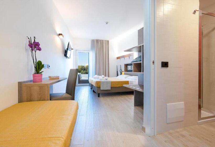 اتاق سه نفره دلوکس با چشم‌انداز دریا, Horizon Hotel Badesi