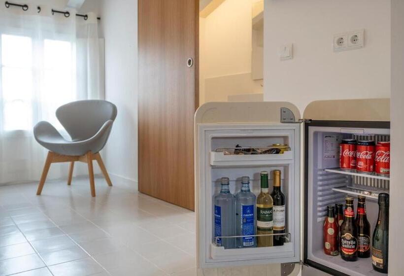 Family Suite, M  27