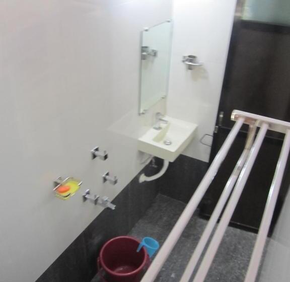 小型套房, P P Motel