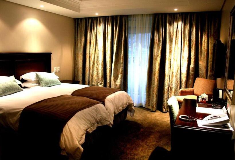 Номер Deluxe с Балконом, Queens Casino And
