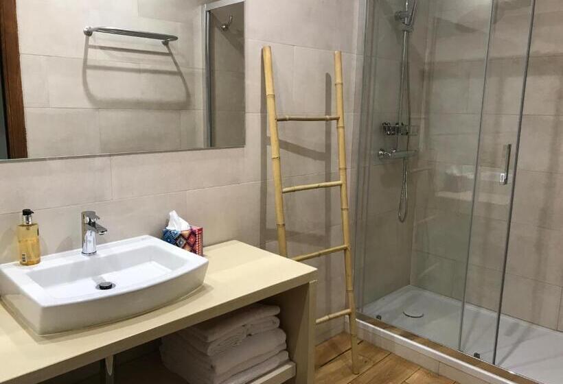 Номер Стандарт Трехместный, Hostal De Bianya
