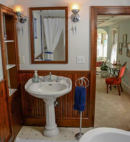 Люкс Повышенной Комфортности, The Towers Bed & Breakfast
