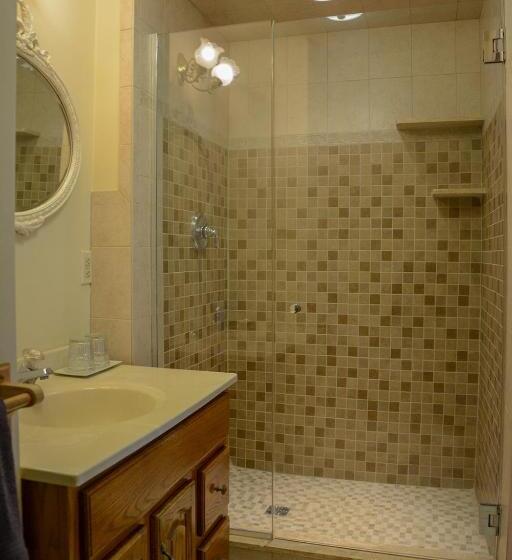 Люкс, The Towers Bed & Breakfast