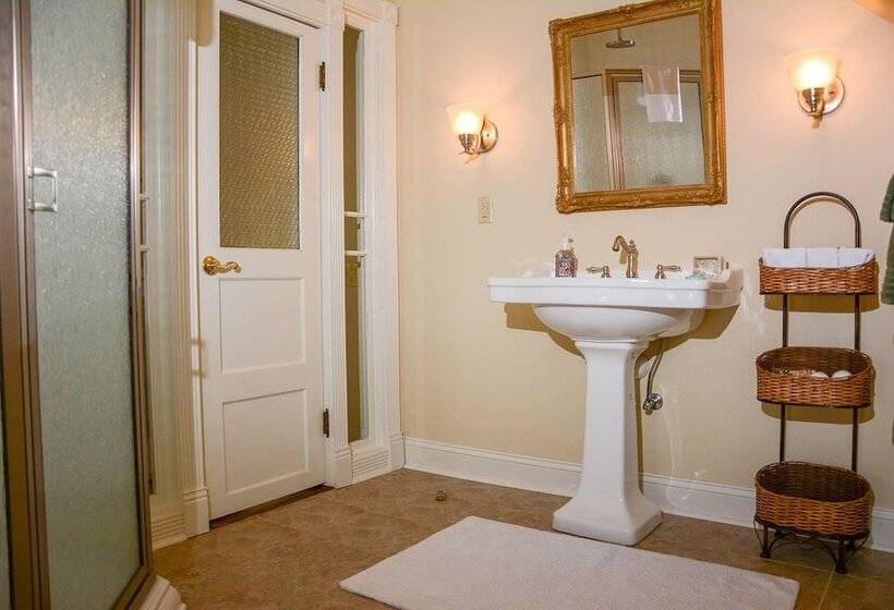 Люкс, The Towers Bed & Breakfast