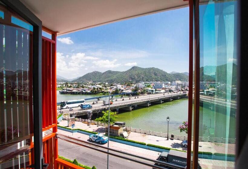 Deluxe room with river view, Moonlight Bay Hotel & Apartment