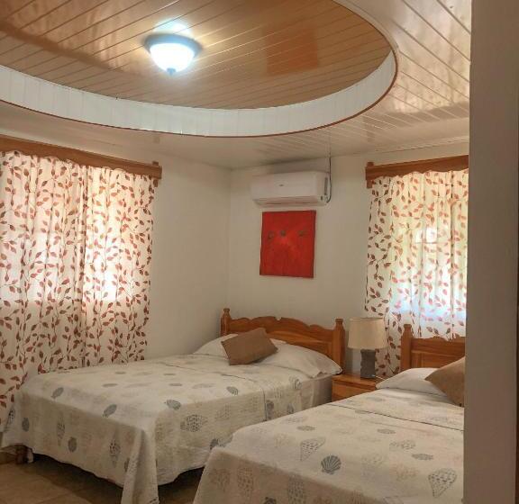 발코니가 있는 4인용 스탠다드 룸, Hostal Familiar Rolo