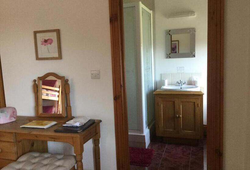 اتاق خانوادگی با چشم‌انداز دریا, Coombe House B&b