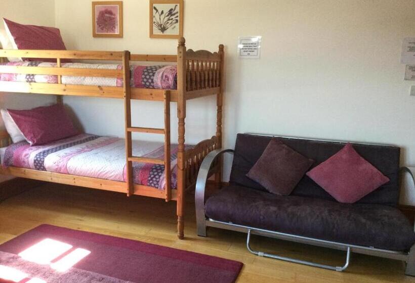 اتاق خانوادگی با چشم‌انداز دریا, Coombe House B&b