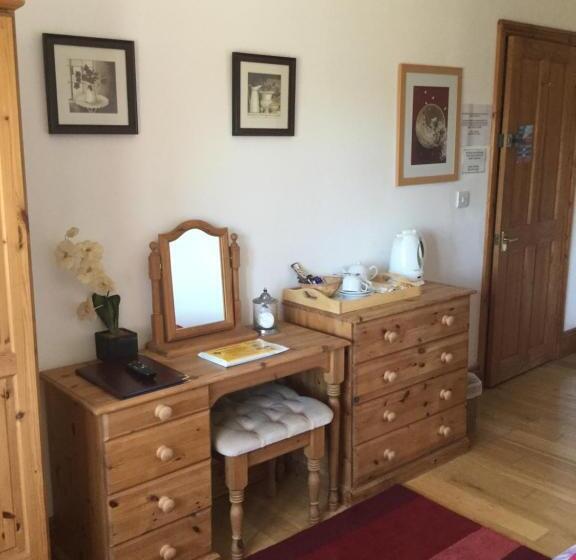 اتاق لوکس با چشم‌انداز دریا, Coombe House B&b