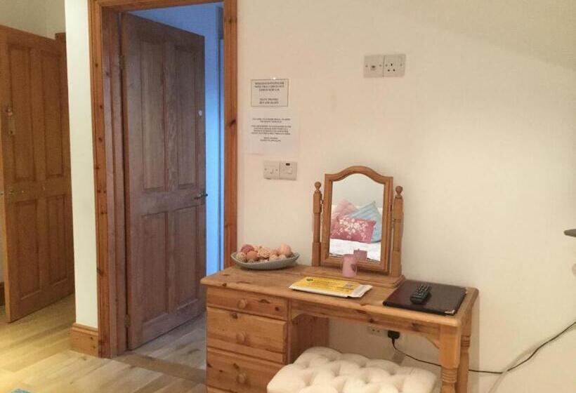 اتاق لوکس با چشم‌انداز باغ, Coombe House B&b