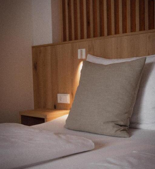 Family Suite, Anett