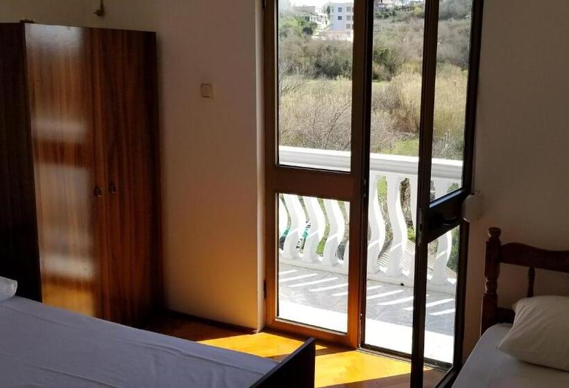 اتاق ساده سه‌ نفره, Guesthouse Kodre