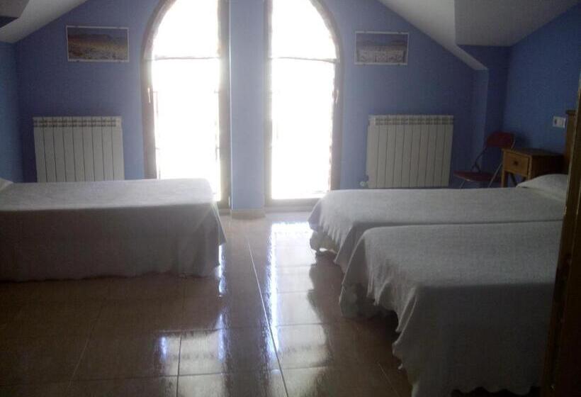 Номер Стандарт Трехместный, Hostal Catalina De Austria