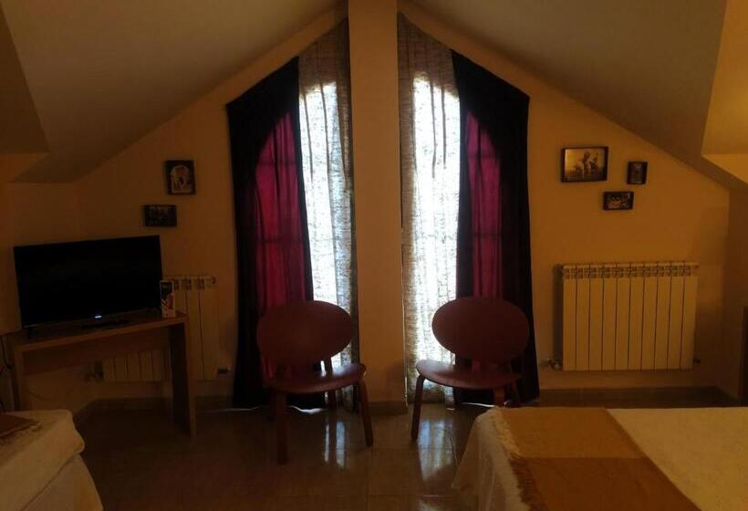 Номер Стандарт Трехместный, Hostal Catalina De Austria